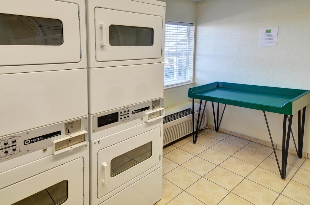 Intown Suites Extended Stay Houston Tx - Hobby Airport Buitenkant foto